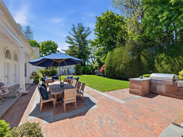 2 Aspen Place, Great Neck, NY 11021
