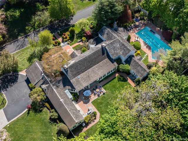2 Aspen Place, Great Neck, NY 11021