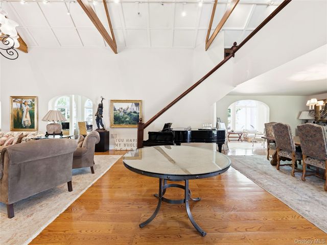 2 Aspen Place, Great Neck, NY 11021