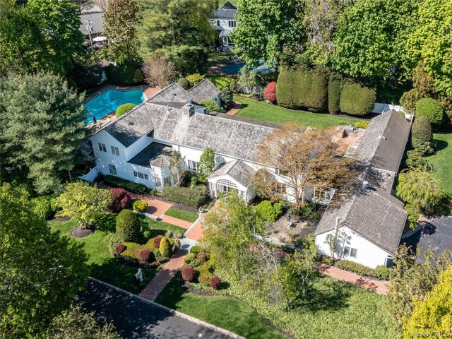 2 Aspen Place, Great Neck, NY 11021