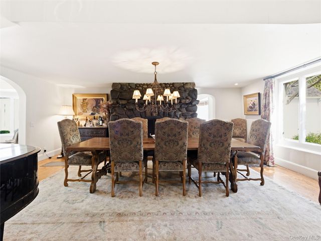 2 Aspen Place, Great Neck, NY 11021