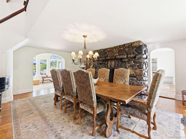 2 Aspen Place, Great Neck, NY 11021