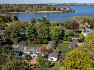 2 Aspen Place, Great Neck, NY 11021