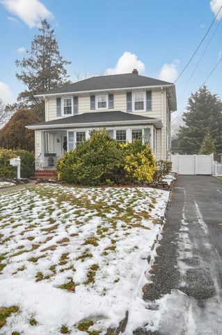 9 Garden Place, Bay Shore, NY 11706