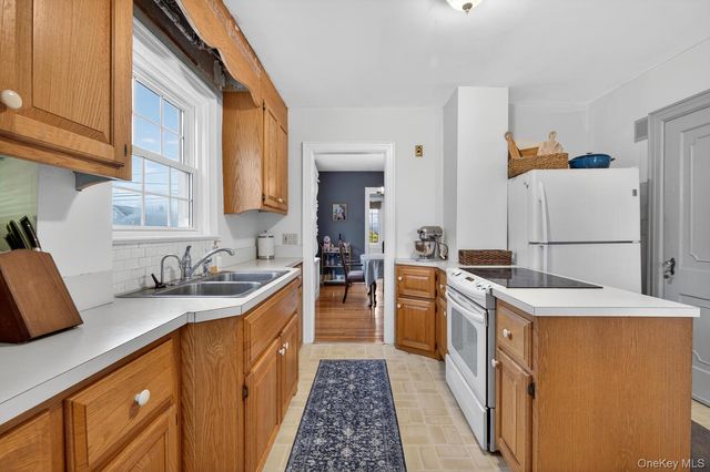 9 Garden Place, Bay Shore, NY 11706