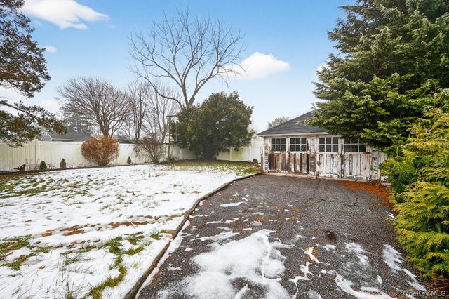 9 Garden Place, Bay Shore, NY 11706