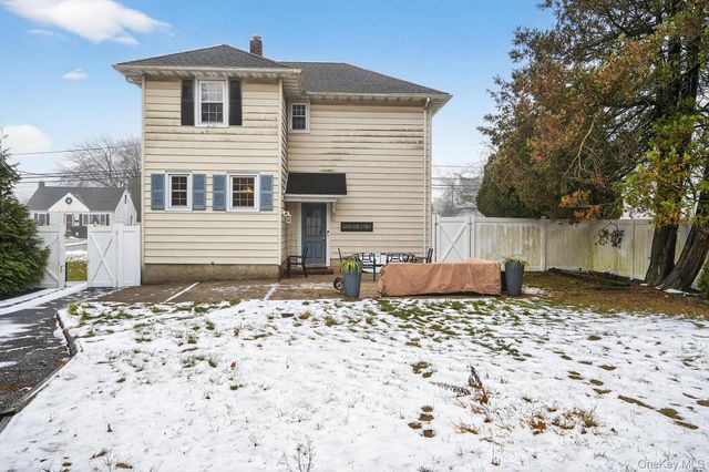 9 Garden Place, Bay Shore, NY 11706