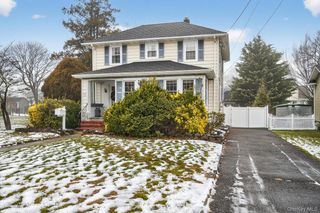 9 Garden Place, Bay Shore, NY 11706