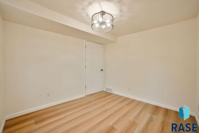 915 N Mable Ave Avenue, Sioux Falls, SD 57103