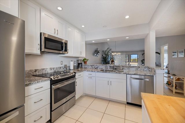 668 BIRD BAY CIRCLE 17, Venice, FL 34285