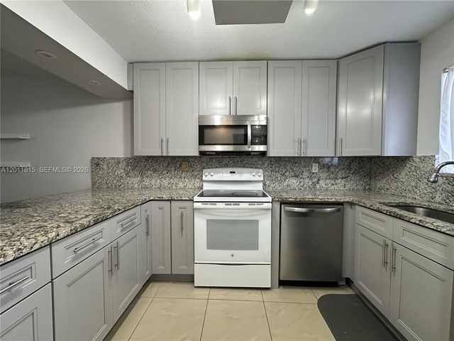 9370 SW 8th St 107, Boca Raton, FL 33428