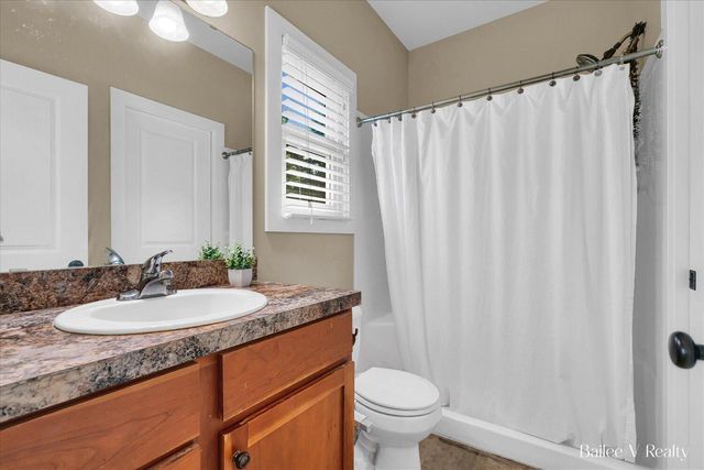 5500 Mills Ridge Drive, Wyoming, MI 49418