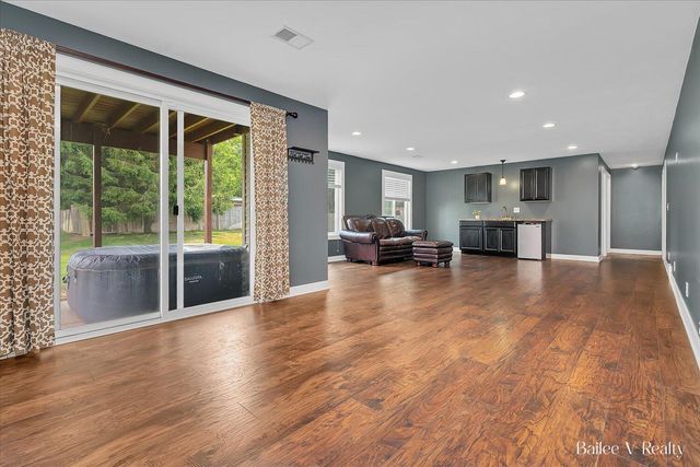 5500 Mills Ridge Drive, Wyoming, MI 49418