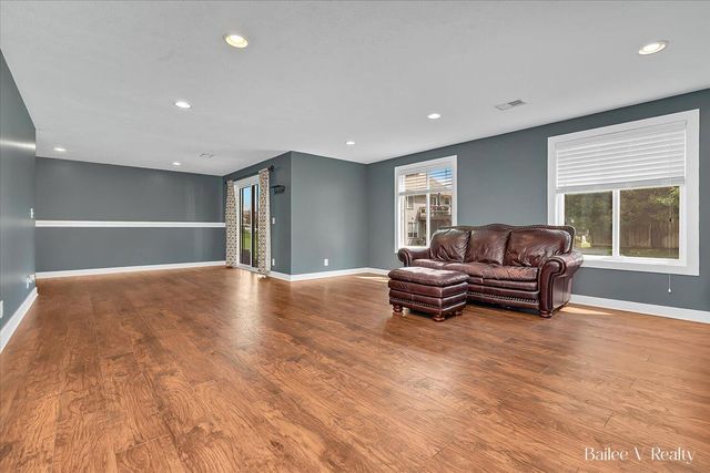 5500 Mills Ridge Drive, Wyoming, MI 49418