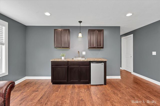 5500 Mills Ridge Drive, Wyoming, MI 49418