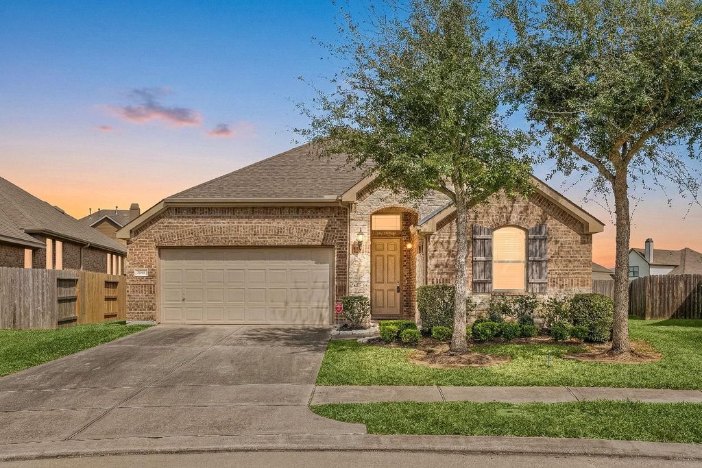 6200 Glenn Hills Lane, League City, TX 77573