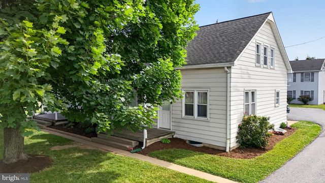 15 STOLTZFUS LN, Leola, PA 17540