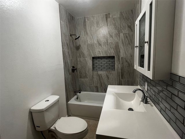1018 N 2nd Street, Baytown, TX 77520
