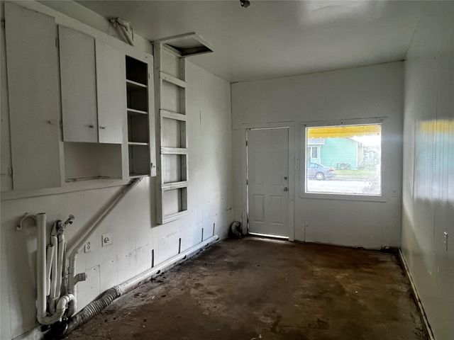 1018 N 2nd Street, Baytown, TX 77520