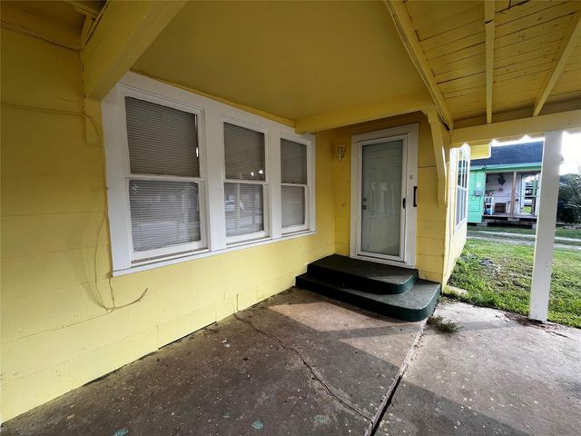 1018 N 2nd Street, Baytown, TX 77520