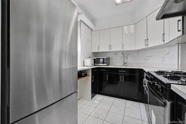 25-40 Union Street 4E, Flushing, NY 11354