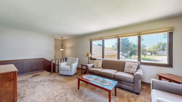 10 Hillcrest Court SW, Pine Island, MN 55963