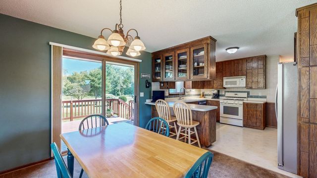10 Hillcrest Court SW, Pine Island, MN 55963