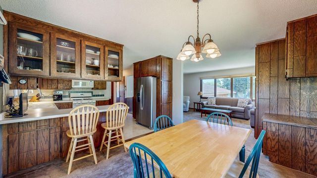 10 Hillcrest Court SW, Pine Island, MN 55963