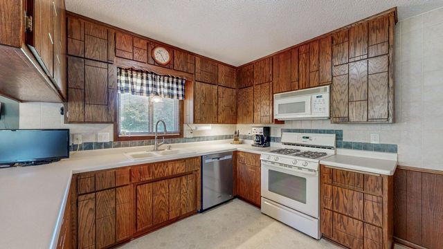 10 Hillcrest Court SW, Pine Island, MN 55963