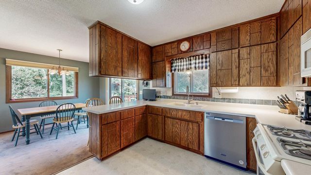 10 Hillcrest Court SW, Pine Island, MN 55963