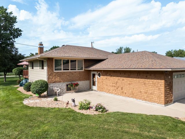 10 Hillcrest Court SW, Pine Island, MN 55963