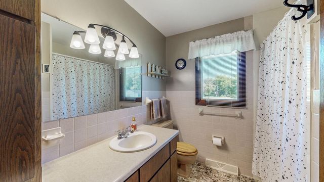 10 Hillcrest Court SW, Pine Island, MN 55963