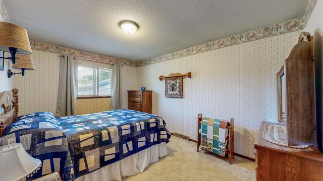 10 Hillcrest Court SW, Pine Island, MN 55963