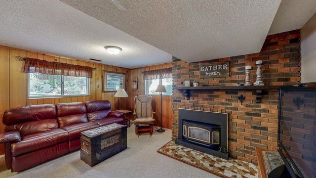 10 Hillcrest Court SW, Pine Island, MN 55963