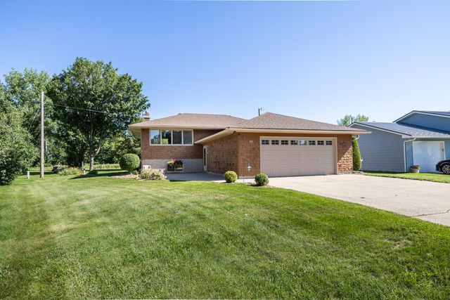 10 Hillcrest Court SW, Pine Island, MN 55963