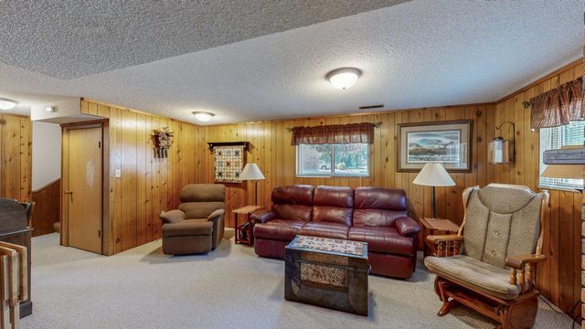 10 Hillcrest Court SW, Pine Island, MN 55963