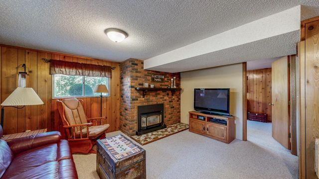 10 Hillcrest Court SW, Pine Island, MN 55963