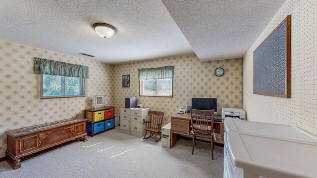 10 Hillcrest Court SW, Pine Island, MN 55963