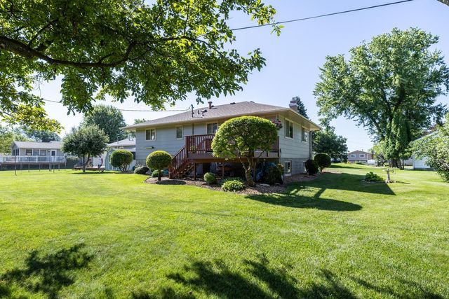 10 Hillcrest Court SW, Pine Island, MN 55963
