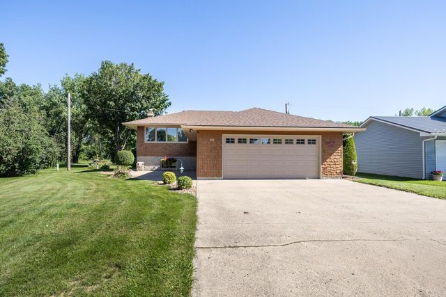 10 Hillcrest Court SW, Pine Island, MN 55963