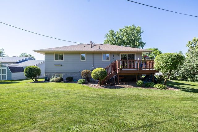 10 Hillcrest Court SW, Pine Island, MN 55963