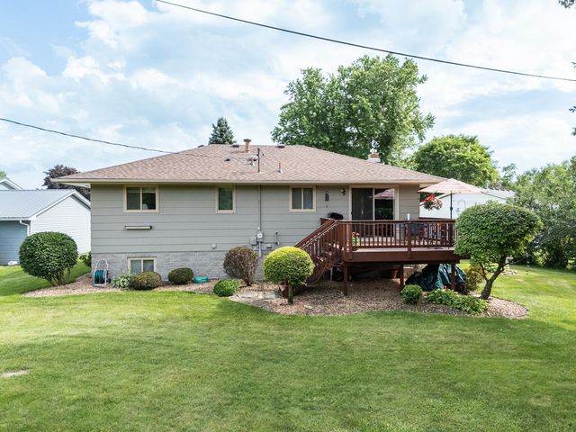 10 Hillcrest Court SW, Pine Island, MN 55963