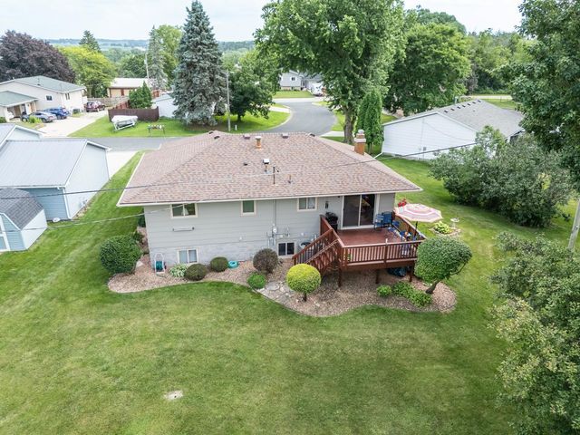 10 Hillcrest Court SW, Pine Island, MN 55963