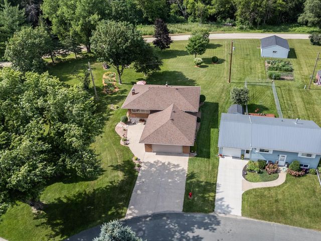 10 Hillcrest Court SW, Pine Island, MN 55963