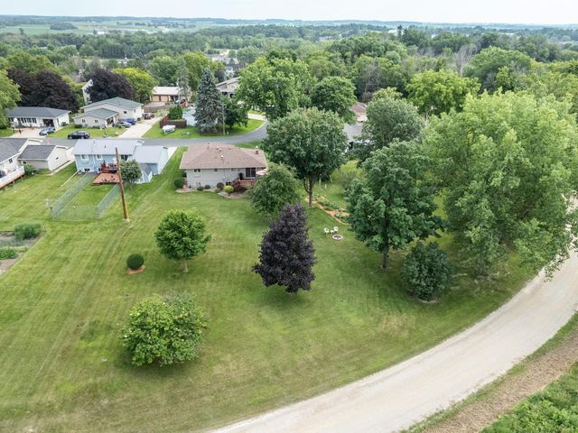 10 Hillcrest Court SW, Pine Island, MN 55963