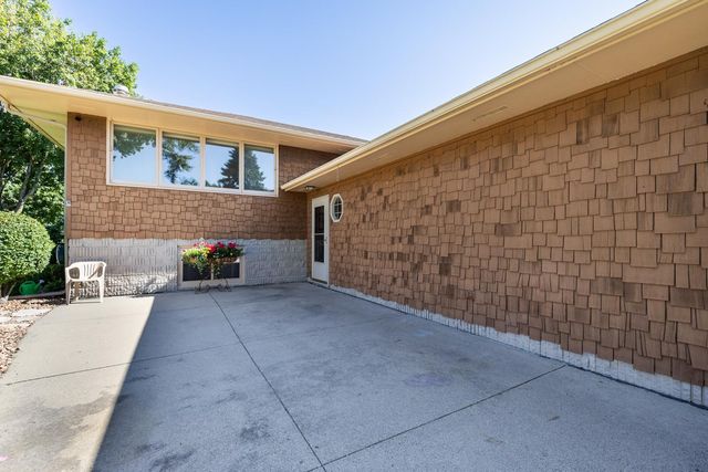 10 Hillcrest Court SW, Pine Island, MN 55963