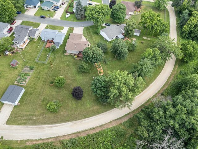 10 Hillcrest Court SW, Pine Island, MN 55963