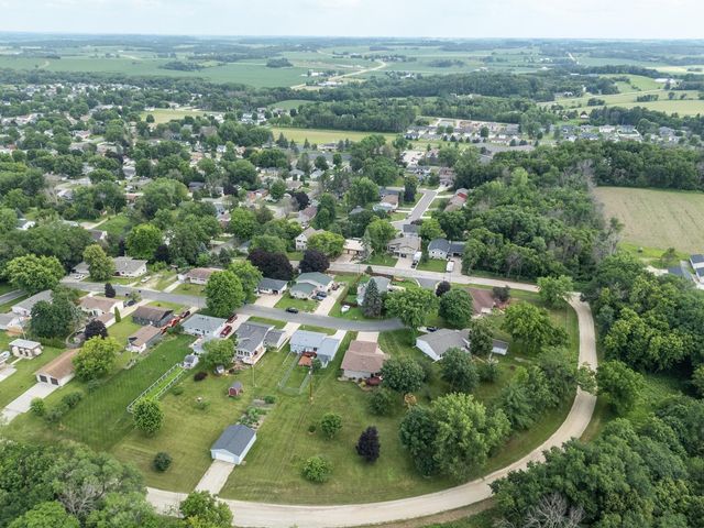 10 Hillcrest Court SW, Pine Island, MN 55963