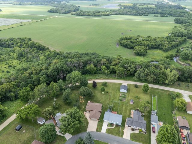 10 Hillcrest Court SW, Pine Island, MN 55963