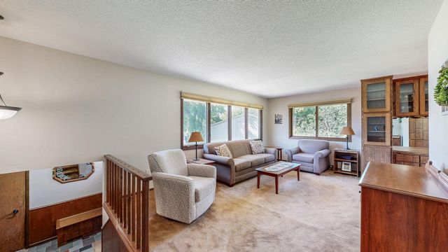 10 Hillcrest Court SW, Pine Island, MN 55963